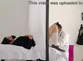 doctor que esta haciendo ginecologo pervertido mira lo que le hizo