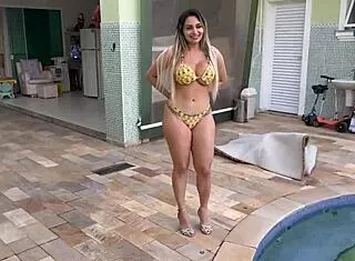 Patroa gostosa sem dinheiro pra pagar o mini piscineiro pagou com a bucetinha