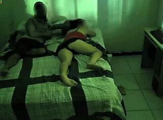 Madrasta divide a cama com enteado devido