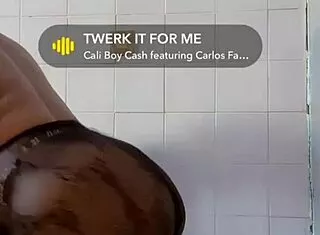 la dance du cul tremblent doucement