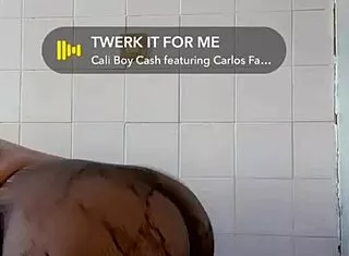 la dance du cul tremblent doucement