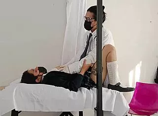 doctor que esta haciendo ginecologo pervertido mira lo que le hizo