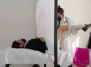 doctor que esta haciendo ginecologo pervertido mira lo que le hizo