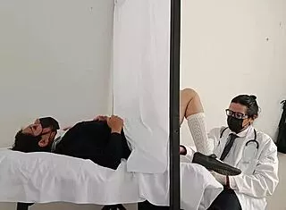 doctor que esta haciendo ginecologo pervertido mira lo que le hizo
