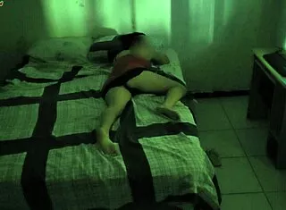 Madrasta divide a cama com enteado devido