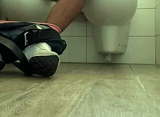 Beccato a masturbarsi spio ragazzo orgasmo reale