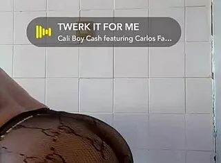 la dance du cul tremblent doucement