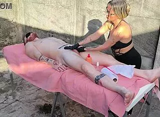 massagem nu ao ar livre com a loira gostosa