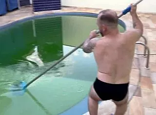 Patroa gostosa sem dinheiro pra pagar o mini piscineiro pagou com a bucetinha