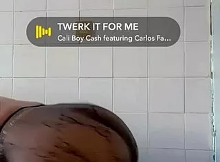 la dance du cul tremblent doucement