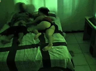 Madrasta divide a cama com enteado devido