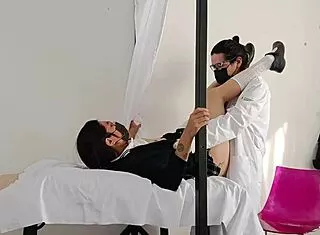 doctor que esta haciendo ginecologo pervertido mira lo que le hizo