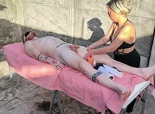 massagem nu ao ar livre com a loira gostosa