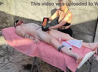 massagem nu ao ar livre com a loira gostosa