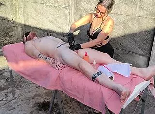 massagem nu ao ar livre com a loira gostosa