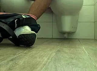 Beccato a masturbarsi spio ragazzo orgasmo reale