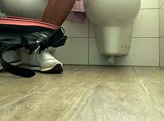 Beccato a masturbarsi spio ragazzo orgasmo reale