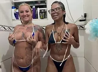 depois da praia tomei banho com amiga
