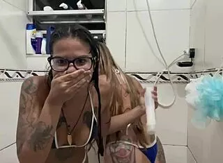 depois da praia tomei banho com amiga