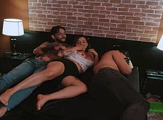 soy tan puta que no puedo evitar follar a mi marido y su hijastro a la vez