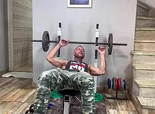 fomos treinar pesado na academia da putaria