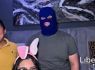 Invitamos a un amigo a nuestro nuevo departamento y se termina cogiendo a mi novia