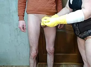 Milf housewife made me cum with her hands