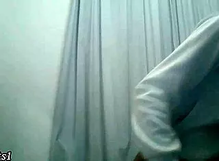 Travesti gozando no seu quarto na cam