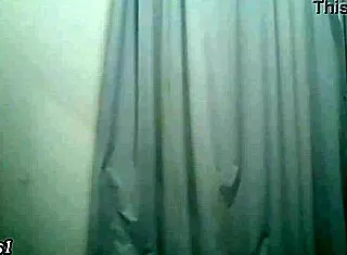 Travesti gozando no seu quarto na cam