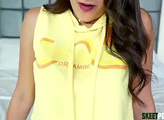 colombian latina shows off curves during outdoor street session