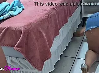Filho do patrão fode empregada sem calcinha enquanto ela limpa o chão