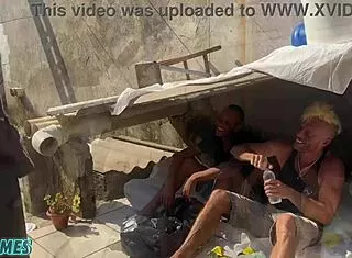 novinha offers water and pussy to two guys outside 😏
