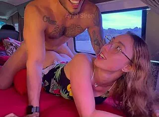 casal apaixonado faz sexo romantico em motorhome