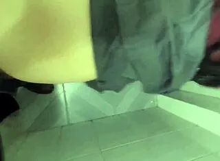 la colegiala mexicana se la coge en el baño