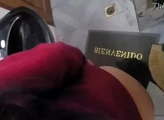 la colegiala mexicana se la coge en el baño