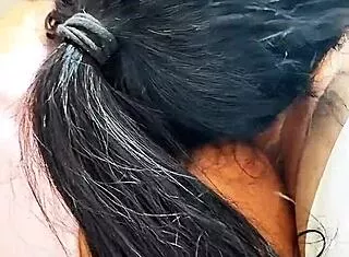 irmã adotiva fazendo um boquete para ajudar seu meio irmão a relaxar