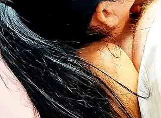irmã adotiva fazendo um boquete para ajudar seu meio irmão a relaxar