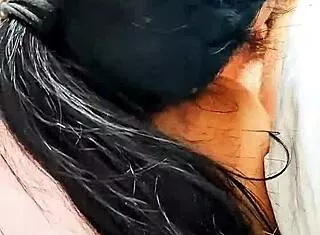 irmã adotiva fazendo um boquete para ajudar seu meio irmão a relaxar