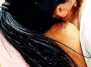 irmã adotiva fazendo um boquete para ajudar seu meio irmão a relaxar