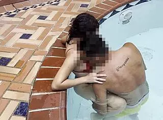 Petite skinny cachonda acepta follar de pie en la piscina publica con un desconocido