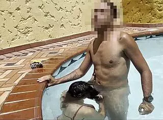 Petite skinny cachonda acepta follar de pie en la piscina publica con un desconocido