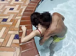 Petite skinny cachonda acepta follar de pie en la piscina publica con un desconocido