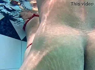 Petite skinny cachonda acepta follar de pie en la piscina publica con un desconocido