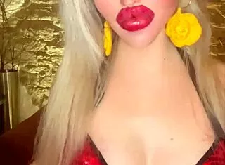 soy la diosa dancing with glasses on