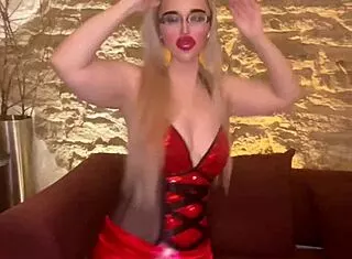 soy la diosa dancing with glasses on