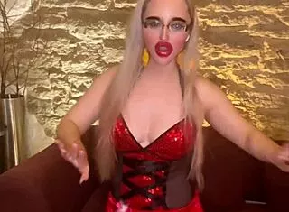 soy la diosa dancing with glasses on