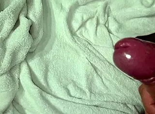 a gambe aperte stallone italiano sega il suo cazzo duro - e sborra schizzando in primo piano sul pavimento con riflesso di lui nudo mentre gode e dialoga sporco con gemiti intensi