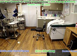 Hej læge, vil du se Rina Arems ydmygende gyno undersøgelse på Tampa Universitet med Stacy Shepard der hjælper?