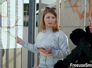 Elveszett utas keményen használva zsúfolt buszon