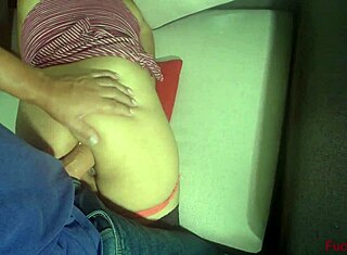 私と一緒にイッて、2つの大きなディルドが私の小さい18歳お尻を残酷にアナルで辱める？